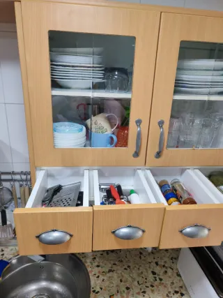 Mueble de cocina colgante de madera y cristal