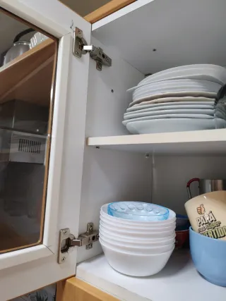 Mueble de cocina colgante de madera y cristal