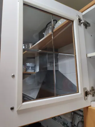 Mueble de cocina colgante de madera y cristal