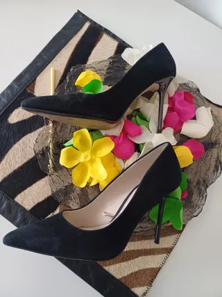 Zapato de salón negro tacón fino