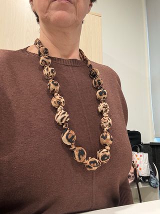 Collana con perle stampate animalier