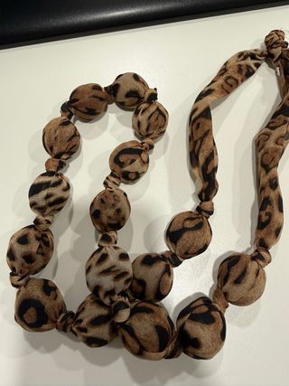 Collana con perle stampate animalier