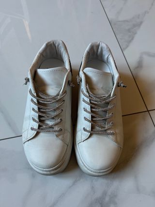 Scarpe da ginnastica bianche con lacci argento