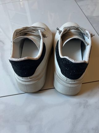 Scarpe da ginnastica bianche con lacci argento