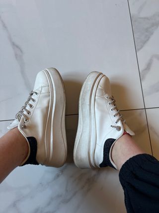 Scarpe da ginnastica bianche con lacci argento