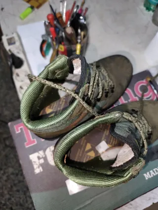 Botas de montaña niño marrones y verdes