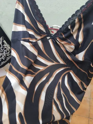 21.-   2 Camisetas Mango Tirantes Estampadas.