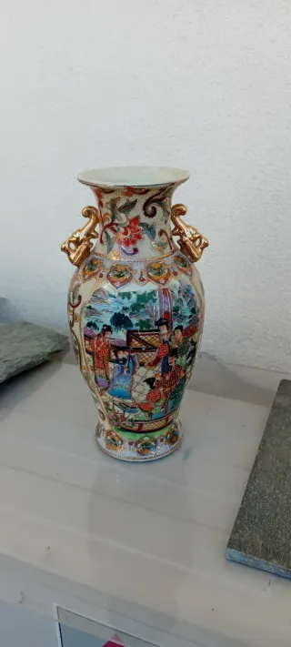 Vaso in porcellana con decori in rilievo