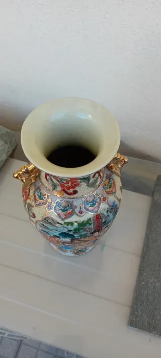 Vaso in porcellana con decori in rilievo