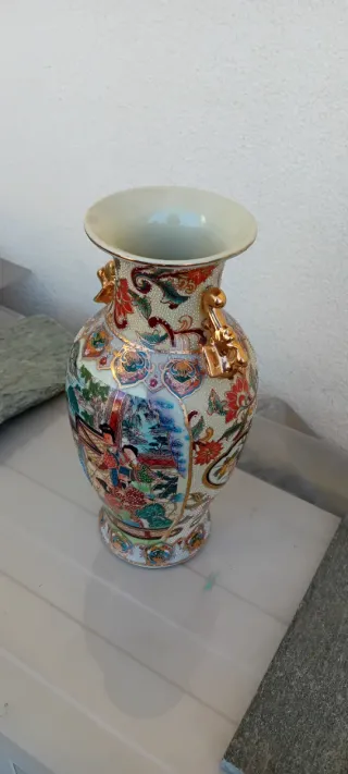 Vaso in porcellana con decori in rilievo