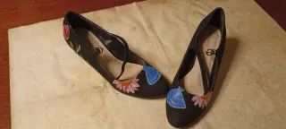 Zapatos negros pintados a mano con flores