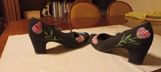Zapatos negros pintados a mano con flores