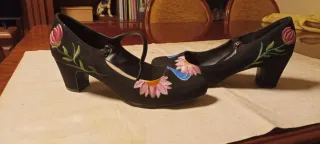 Zapatos negros pintados a mano con flores