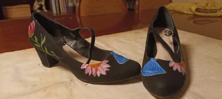 Zapatos negros pintados a mano con flores