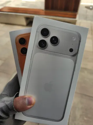 iPhone 17 Pro Max Naranja y Plata