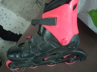 Patines en línea negros y rosas