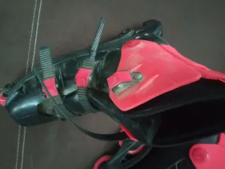 Patines en línea negros y rosas