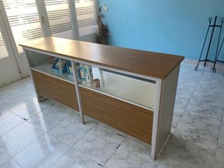 Mostrador de madera y metal