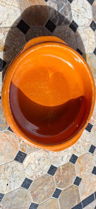 Cuencos de barro marrones y naranjas