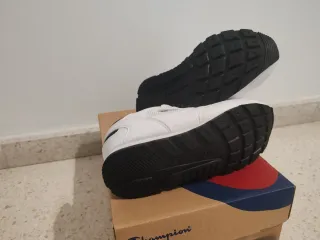 Zapatillas Champion Blancas y Plateadas