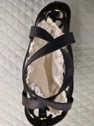 Bolso de mano negro con diseño calado