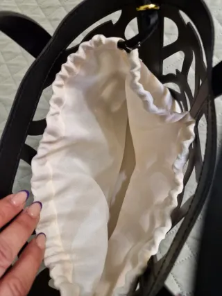 Bolso de mano negro con diseño calado