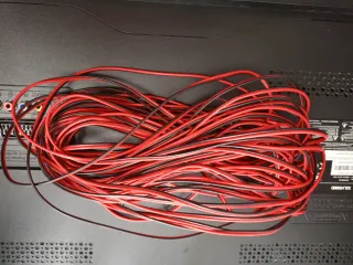 Cable de sonido rojo y negro