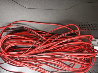 Cable de sonido rojo y negro