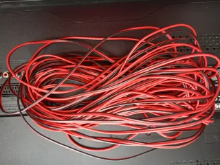 Cable de sonido rojo y negro