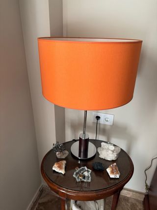 Lámpara de mesa naranja y marrón