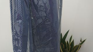 Chubasquero azul con lunares blancos