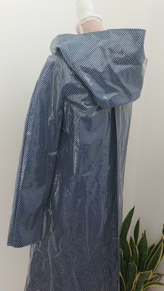 Chubasquero azul con lunares blancos