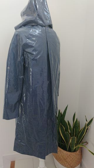 Chubasquero azul con lunares blancos