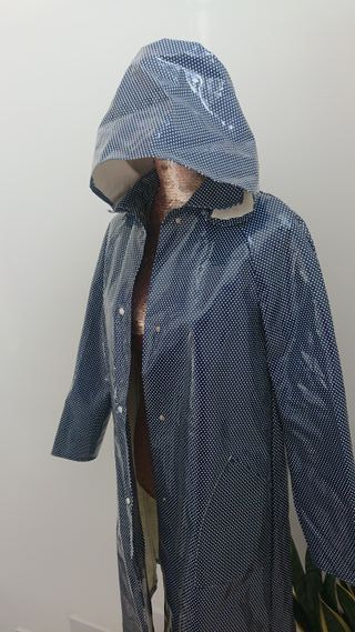 Chubasquero azul con lunares blancos