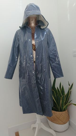 Chubasquero azul con lunares blancos