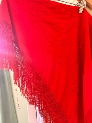 Traje de flamenca rojo mantoncillo y complementos