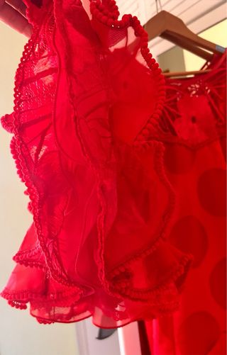 Traje de flamenca rojo mantoncillo y complementos