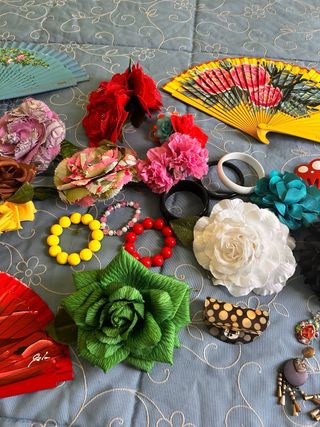 Traje de flamenca rojo mantoncillo y complementos