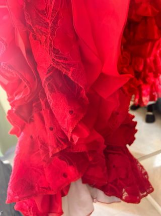 Traje de flamenca rojo mantoncillo y complementos