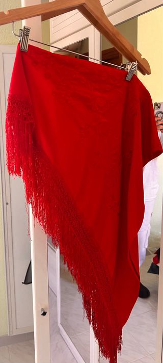 Traje de flamenca rojo mantoncillo y complementos