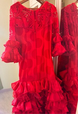 Traje de flamenca rojo mantoncillo y complementos