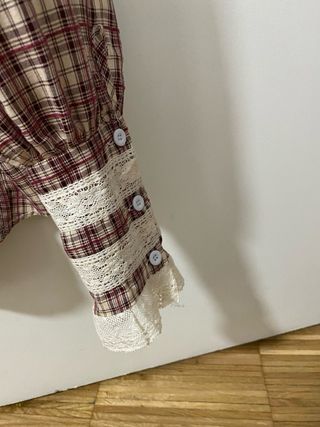 Camisa cuadros granate y beige con puntilla