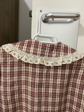 Camisa cuadros granate y beige con puntilla