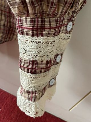 Camisa cuadros granate y beige con puntilla