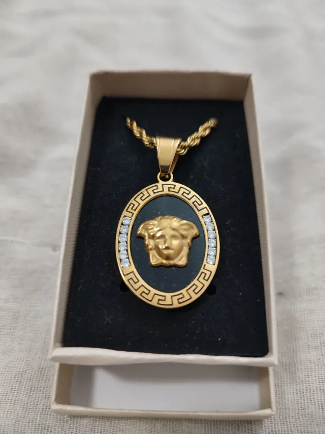 Colgante Acero Inoxidable Medusa Negro Dorado