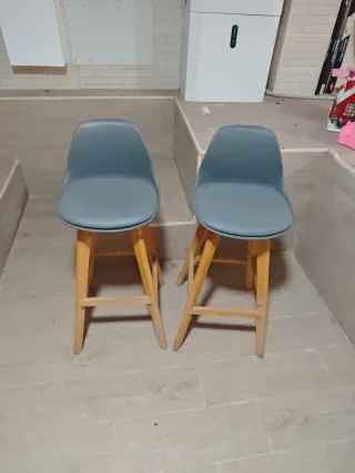 Taburetes de plástico y madera