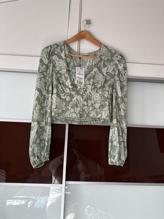Blusa verde y blanca con estampado