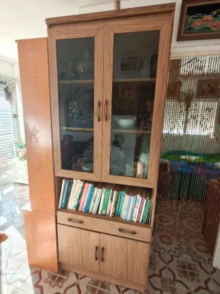 Mueble de madera y cristal