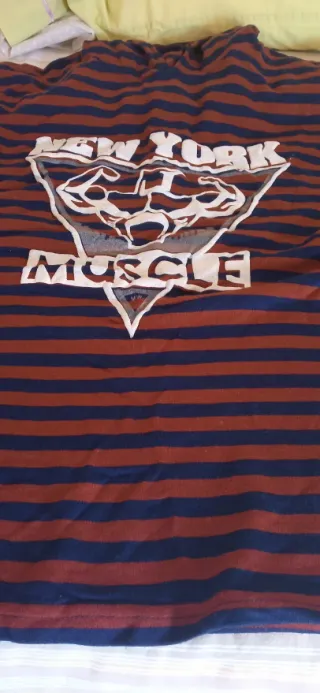 Camiseta con capucha rayas azul y marrón