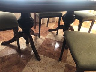 Mesa de comedor clásica de madera y 4 sillas
